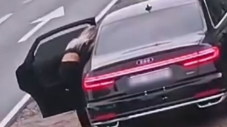 Kobieta postanowiła wyrzucić śmieci z samochodu na pobocze