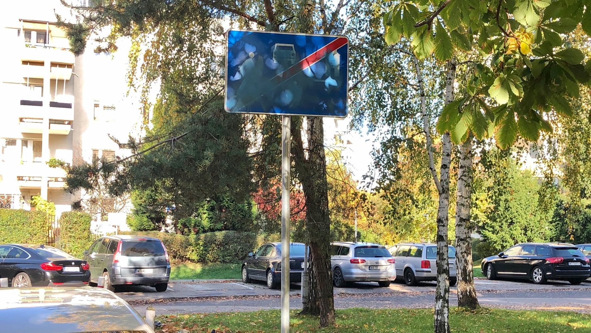 Bez wątpienia część kierowców parkuje w miejscach, w których nie powinni tego robić, nawet gdyby były wyznaczone miejsca postojowe