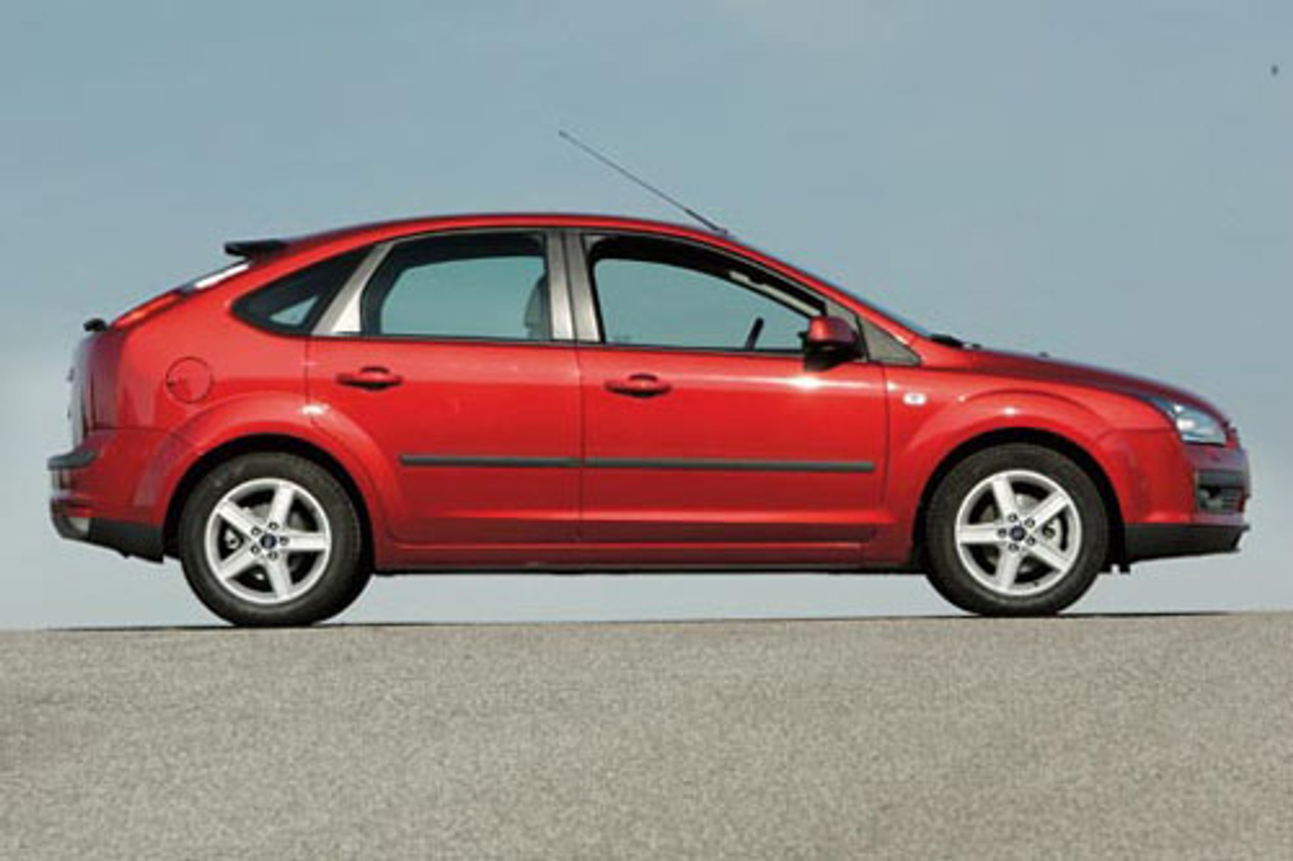 Opel Astra, VW Golf, Ford Focus - Czy to grzech być słabym i ubogim?