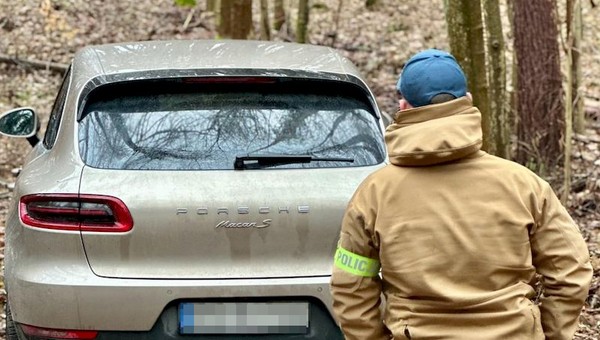 W środku lasu stało Porsche. Policjanci szukają sprawców