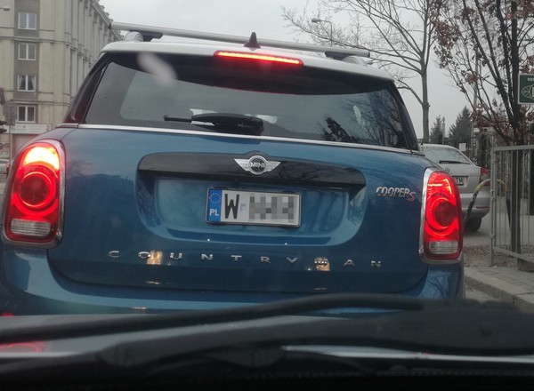 Tablice rejestracyjne - jakie są rodzaje, co oznaczają i co nam dają?