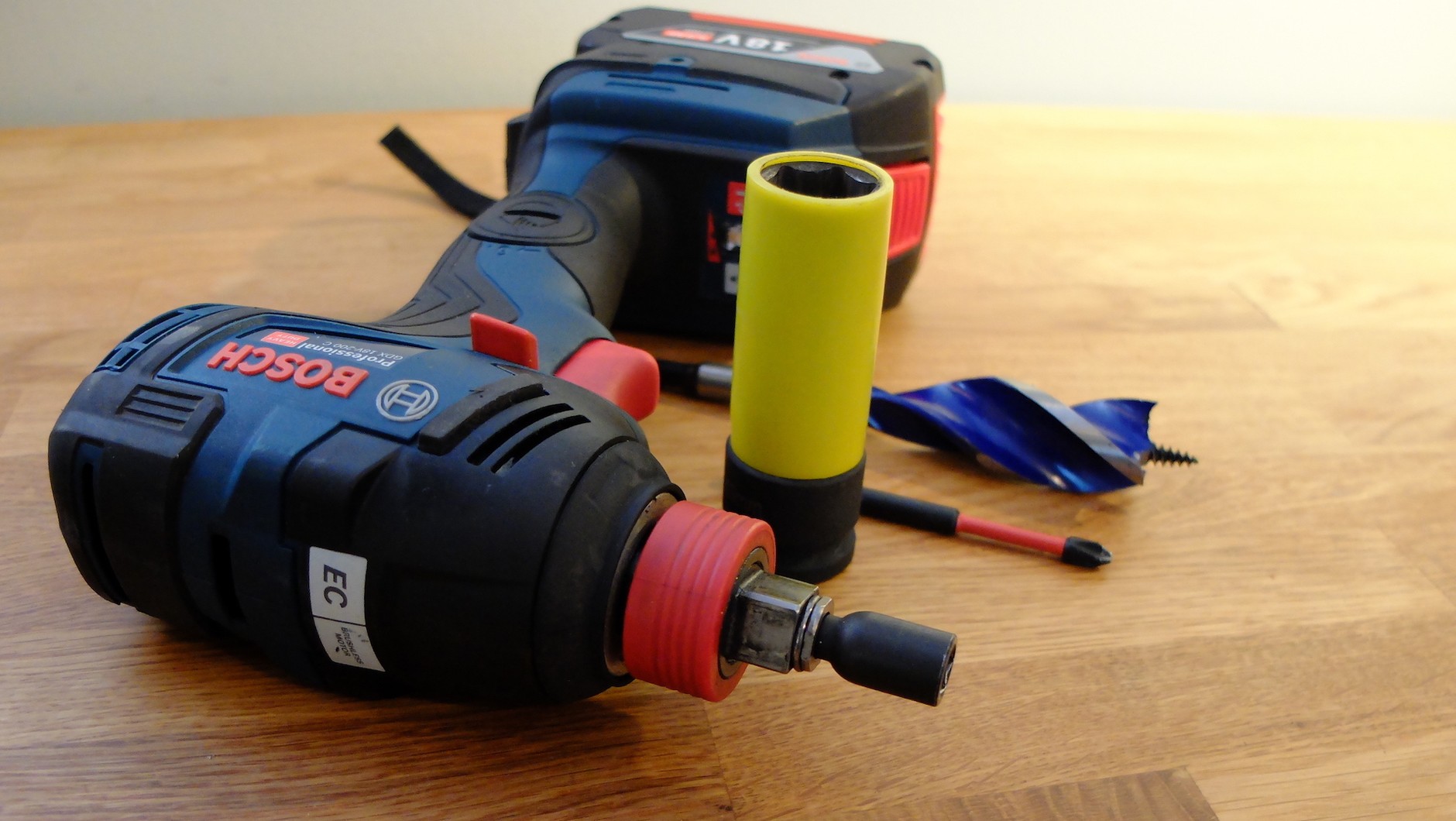 Klucz udarowy Bosch Professional GDX 18V-200 C wyposażony jest w unikatowe rozwiązanie, uchwyt 2 w 1: w trzpieniu przystosowanym do nasadek w standardzie kwadrat 1/2 cala jest otwór – typowe dla zakrętarek mocowanie nasadek, bitów czy wierteł w standardzie 1/4 hex