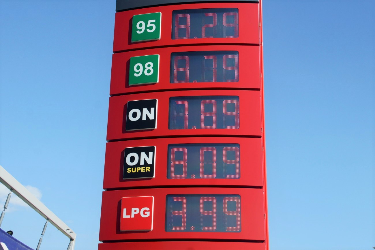 Za rządów PIS, na stacjach też&nbsp;często bywało drogo, o czym świeżo upieczony kandydat na premiera najwyraźniej zapomniał.  Tu ceny paliw  paliw  z 3.06.2022, kiedy cena Pb95 przekroczyła 8 zł/l. Warto zauważyć, że od tamtej pory inflacja obniżyła wyraźnie wartość&nbsp;złotówki.