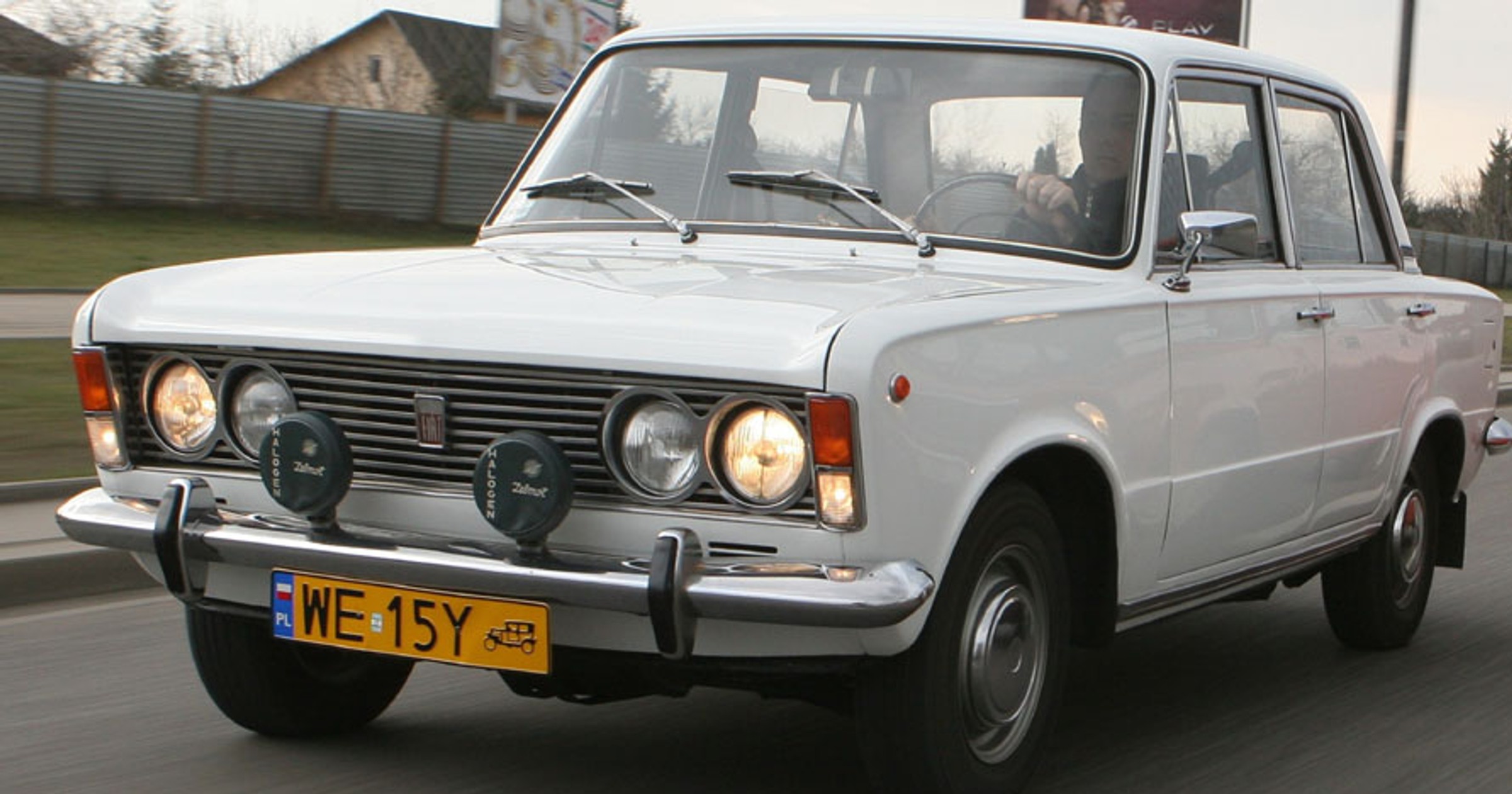Fiat 125p z pierwszych lat produkcji na zabytkowych tablicach