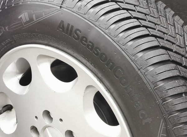 Opony całoroczne, a może zimowe? Wybór ma swoje konsekwencje. Nie zawsze warto oszczędzać