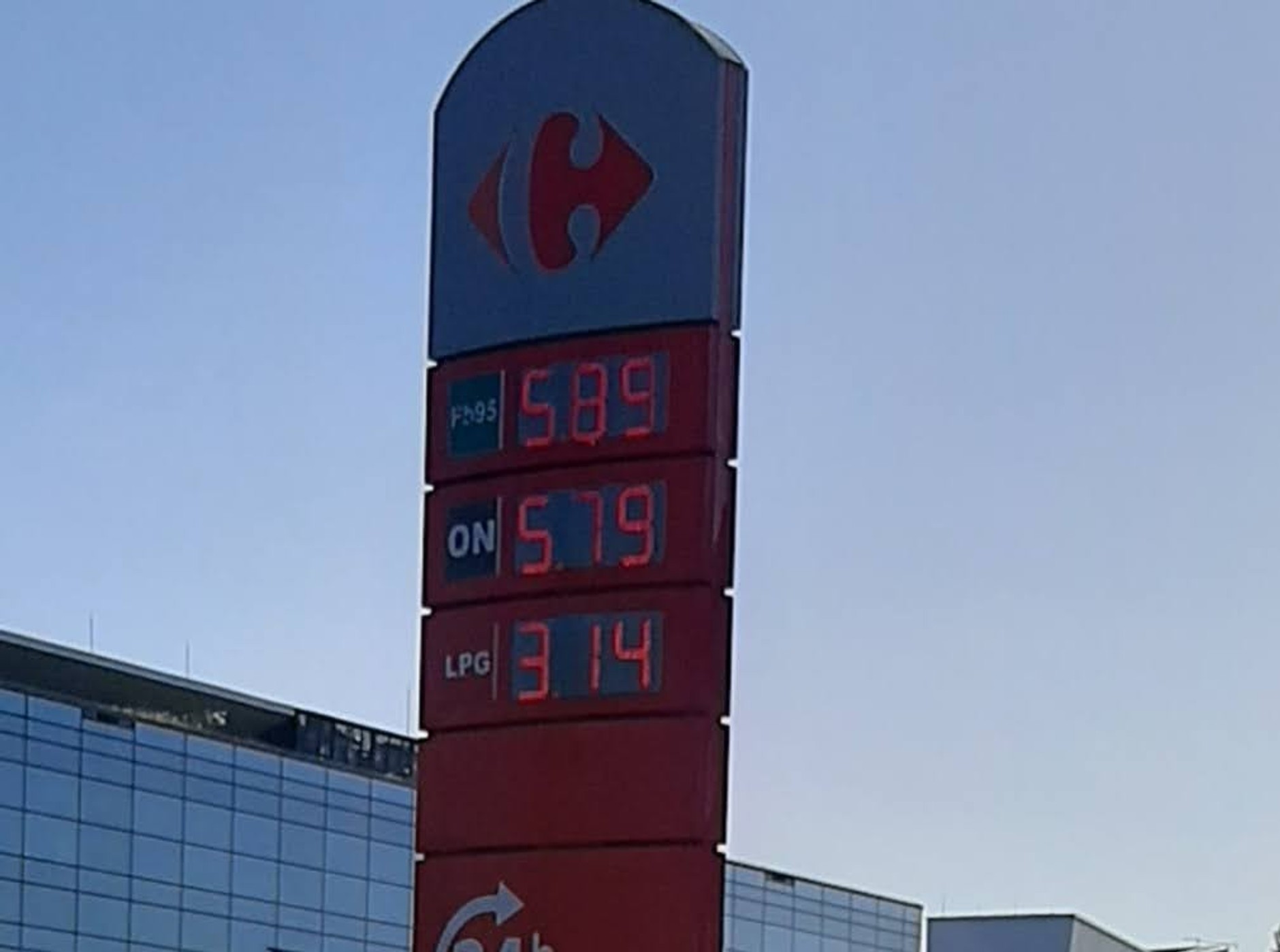 Zdarzają się też oferty w rodzaju "taniej niż najtaniej". Oto cena na jednej ze stacji w Warszawie 25 września 2023 r.