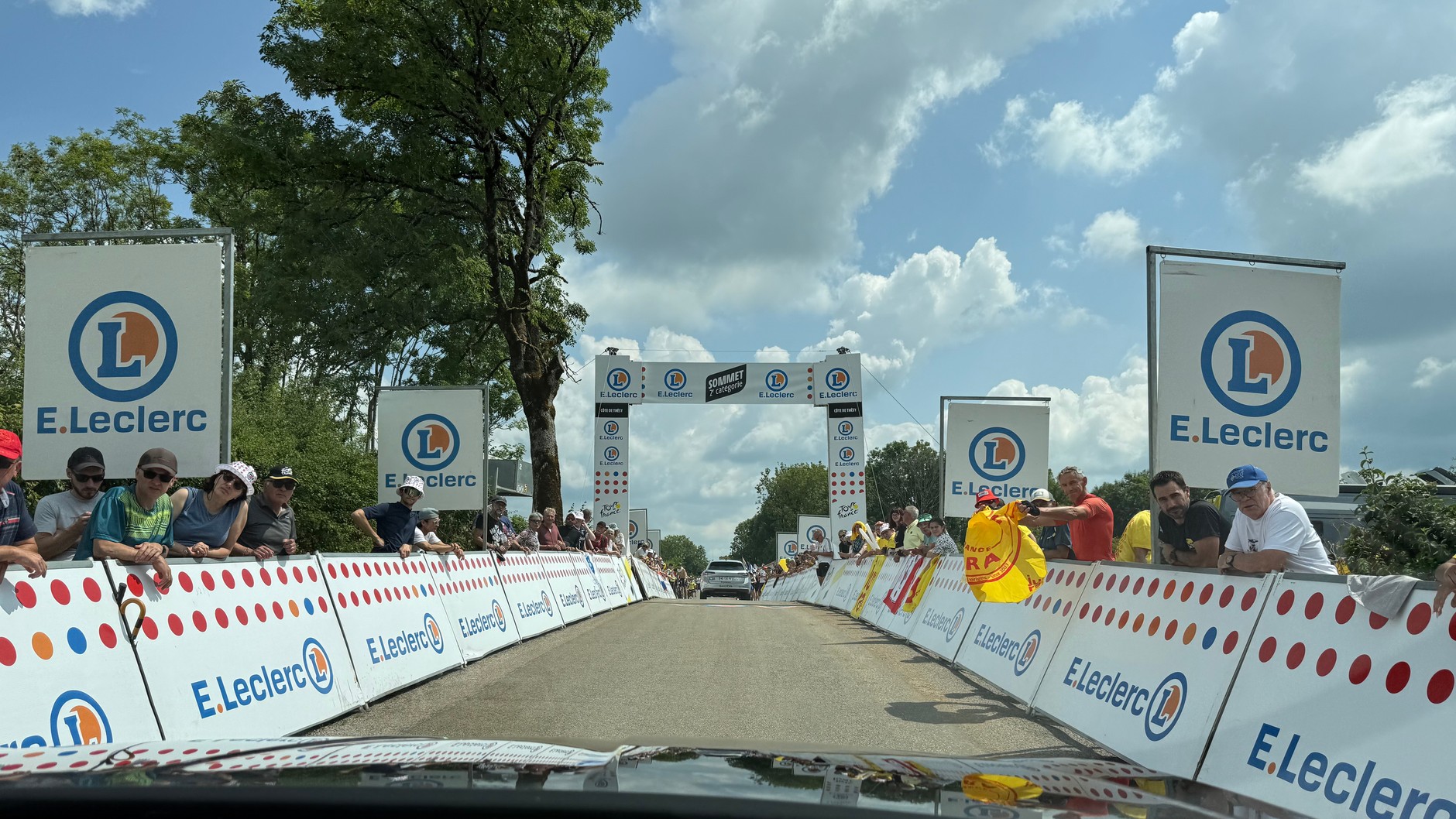 Premie górskie i sprinterskie są zabezpieczone barierkami. Poza tymi fragmentami trasy kibice mają bezpośredni dostęp do drogi