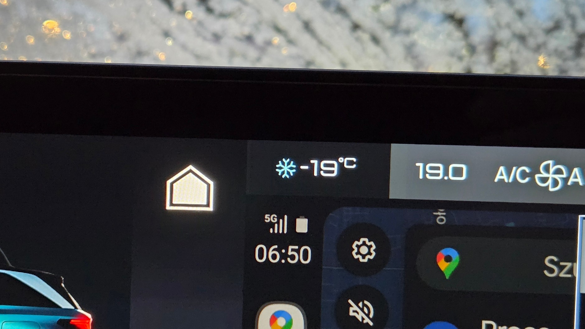 Prawdziwa zima! Takie temperatury pokazywał mi samochód podczas poranków. Trudno o trudniejsze warunki dla elektryka, który całą noc stoi pod blokiem