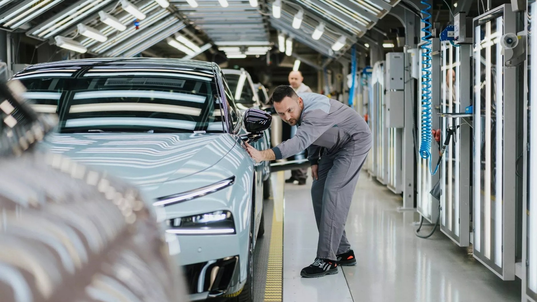 Xpeng P7+ na linii produkcyjnej w europejskiej fabryce Magna Steyr (Graz, Austria)