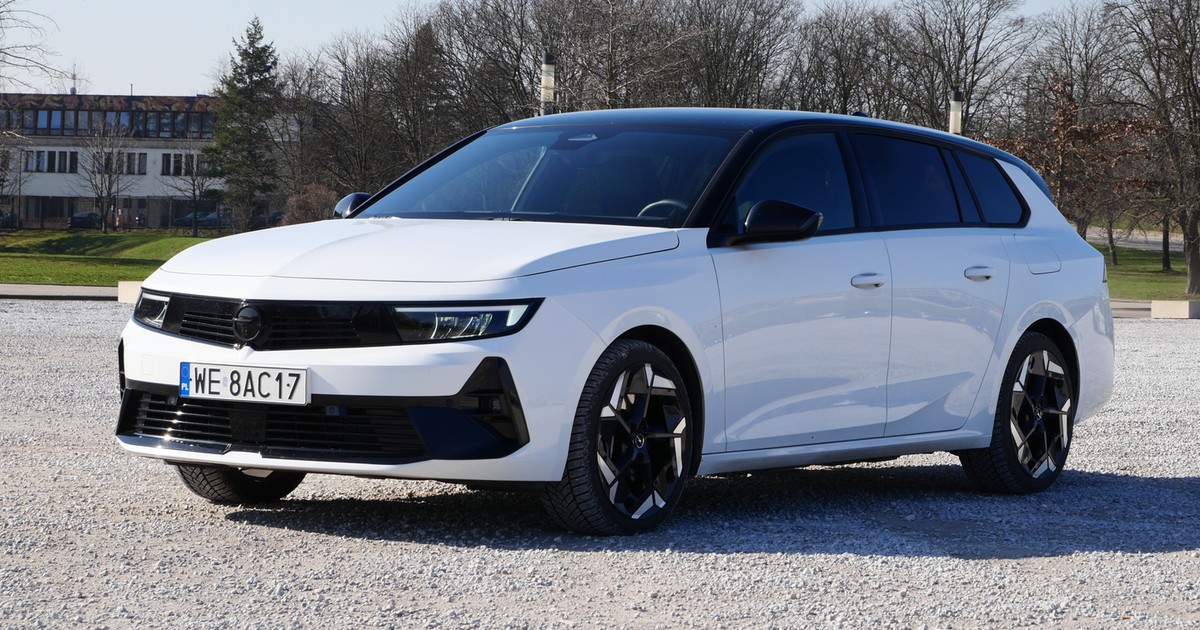 Opel Astra Sports Tourer GSe plug-in hybrid 225 KM