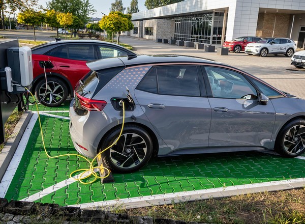 Przybywa punktów ładowania Volkswagena. Każdy dealer musi je udostępniać klientom
