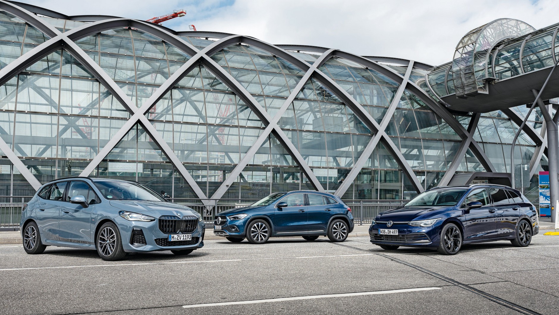 BMW 2 Active Tourer, Mercedes GLA, Volkswagen Golf Variant - porównanie