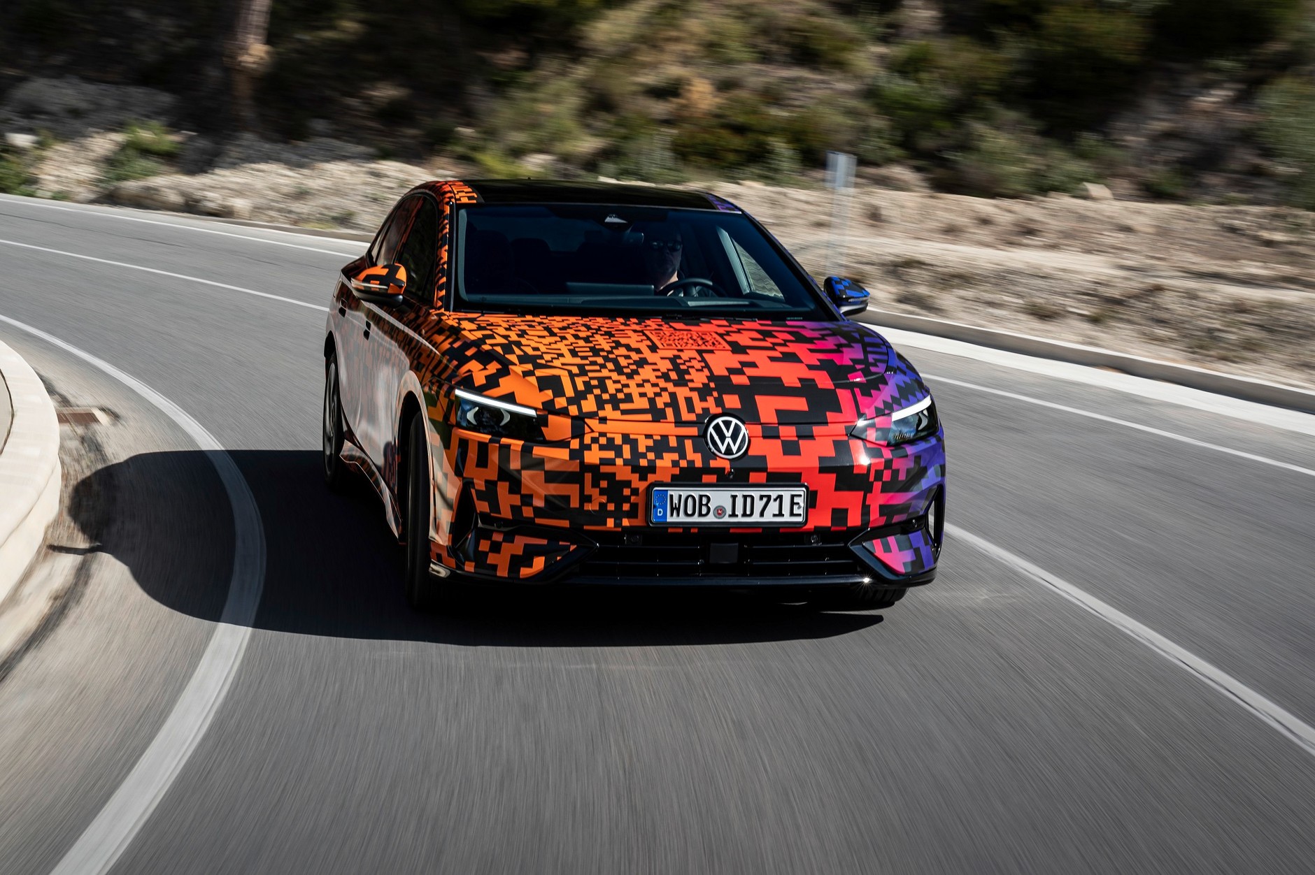 Volkswagen ID.7 na krętych drogach w Alicante