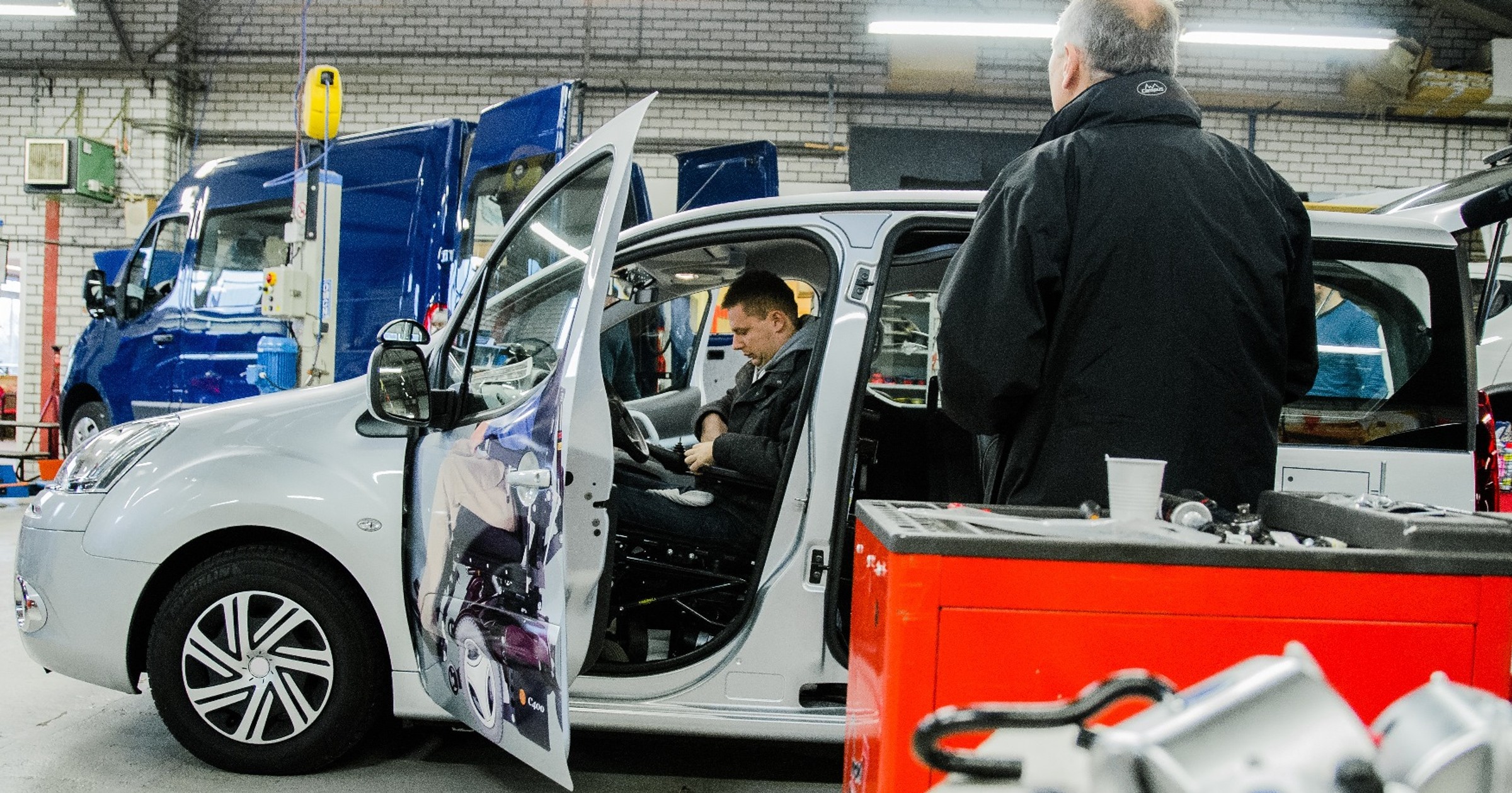 Mateusz Puszkarski i Peugeot z adaptacją dla niepełnosprawnych
