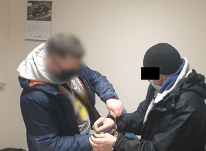Uciekał policjantom wpław przez kanał. Okazało się, że miał sporo na sumieniu