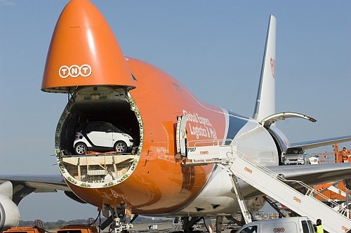 30 smartów i jeden Boeing 747 TNT:  rekord Guinnessa pobity!