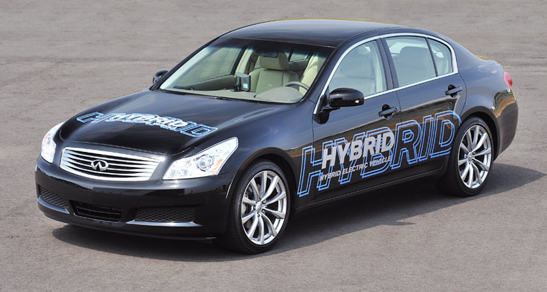 Nissan zaprezentował hybrydowe Infiniti, elektromobil i nowe ogniwa litowe