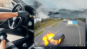 Sprzątał auto i postanowił zapalić. Tego się nie spodziewał [WIDEO]