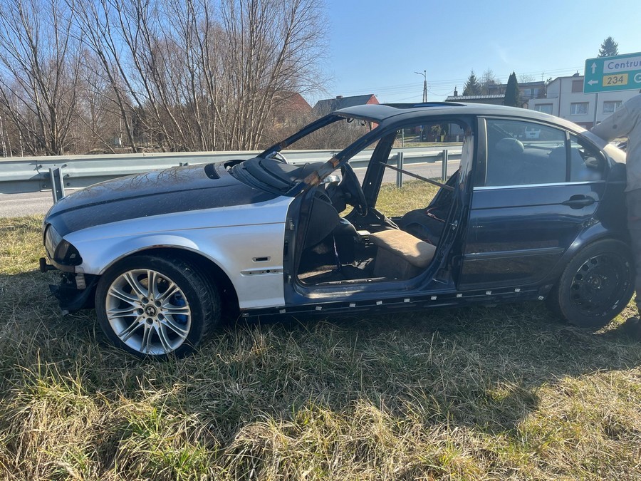 Testował auto po naprawie. BMW nie miało zderzaków, drzwi, szyb, a nawet foteli