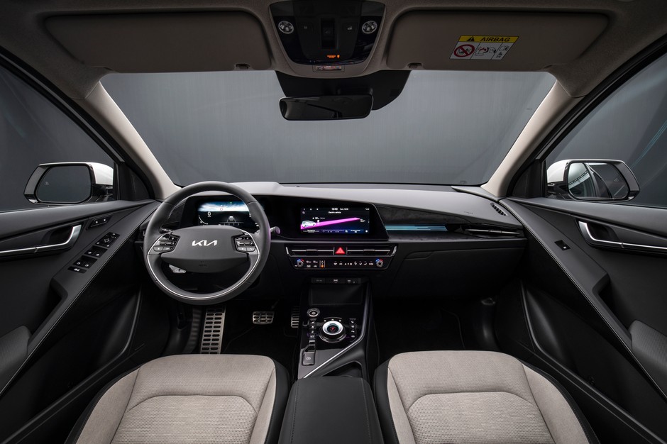 Kia Niro II może mieć dwa 10,25-calowe ekrany.