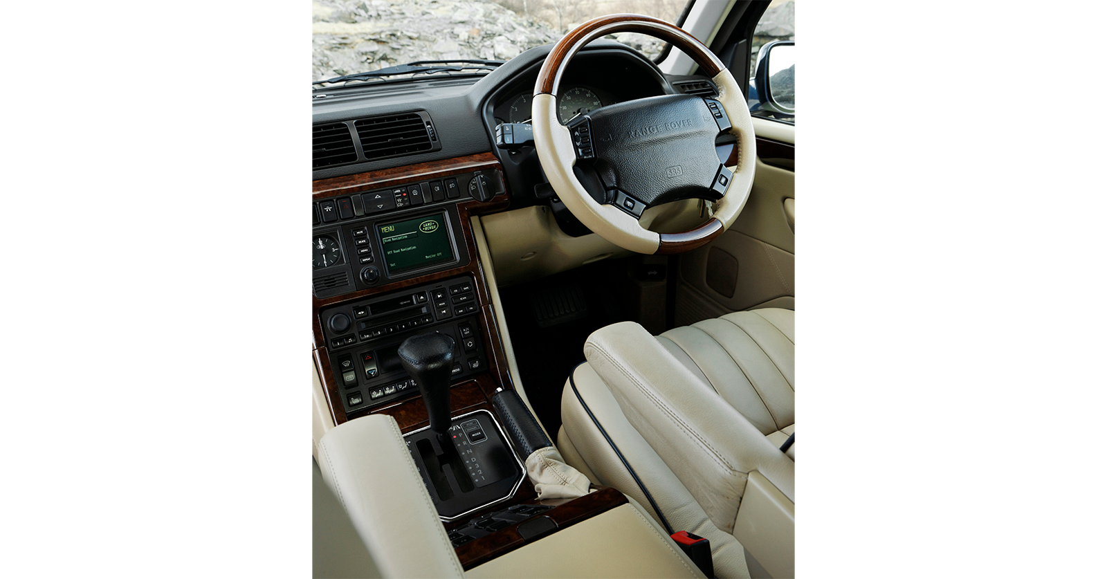 Range Rover II (P38/P36):
współczesna stylizacja zewnętrzna, normalna deska rozdzielcza, jakiej nie powstydziłyby się nowsze pojazdy.