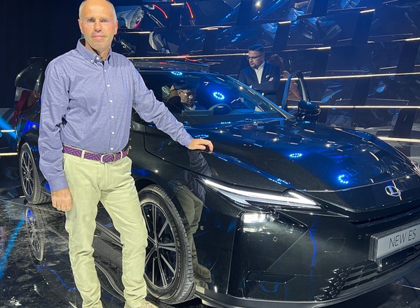 Nowy Lexus ES z napędem AWD i hybrydą szóstej generacji. Na rynku za rok, ale widziałem go już na żywo