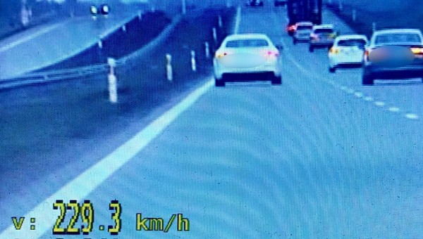 Zdjęcie z wideorejestratora. Policja zarzuca kierowcy przekroczenie prędkości o 109 km na godz. 