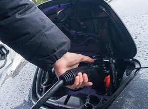 Czy elektryk jest bezpieczny podczas ulewy i czy można go ładować w trakcie burzy? Wyjaśniamy