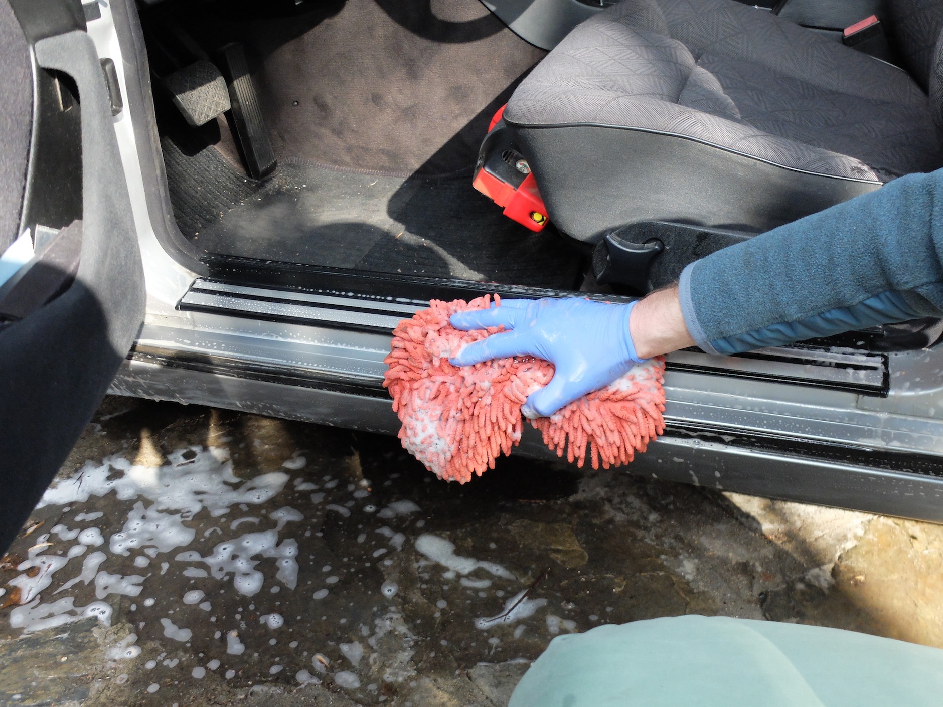 Mycie auta: pamiętajmy o progach, progu bagażnika, dolnych krawędziach drzwi