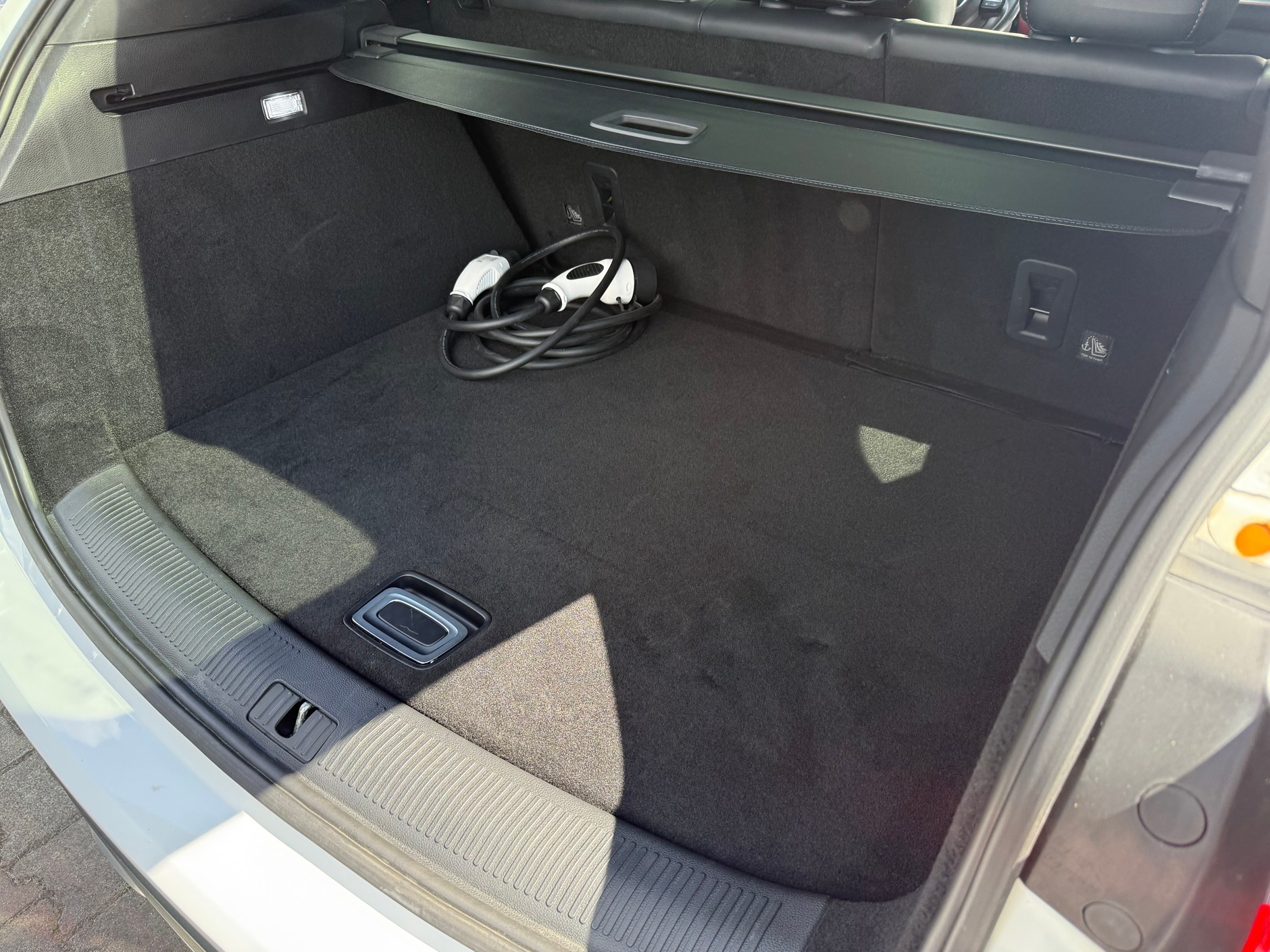 Białe MG z 2022 r. z przebiegiem 38 tys. km za 84 tys. 900 zł