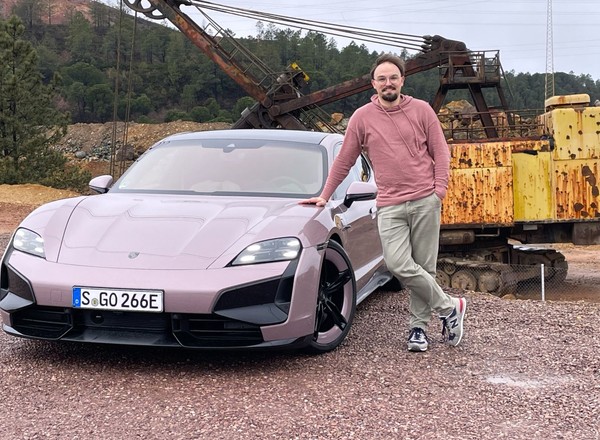 Jeździłem Porsche Taycanem skonfigurowanym przez lalkę Barbie. Kolor to jednak nic