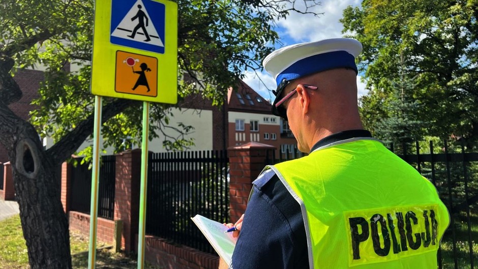 Policjanci czuwają nad bezpieczeństwem dzieci. Wzmożone kontrole na drogach