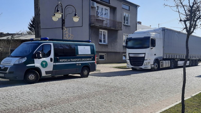 Radiowóz ITD i ciężarówka zatrzymana do kontroli drogowej