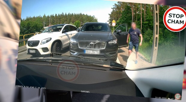 Kierowca Volvo przyłapany. "Szarpał za klamkę, wyzywał od pajaców" [WIDEO]