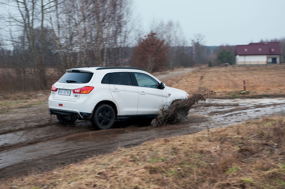 ASX Ralliart poznacie po osłonach zderzaków i czarnych 17-calowych felgach.