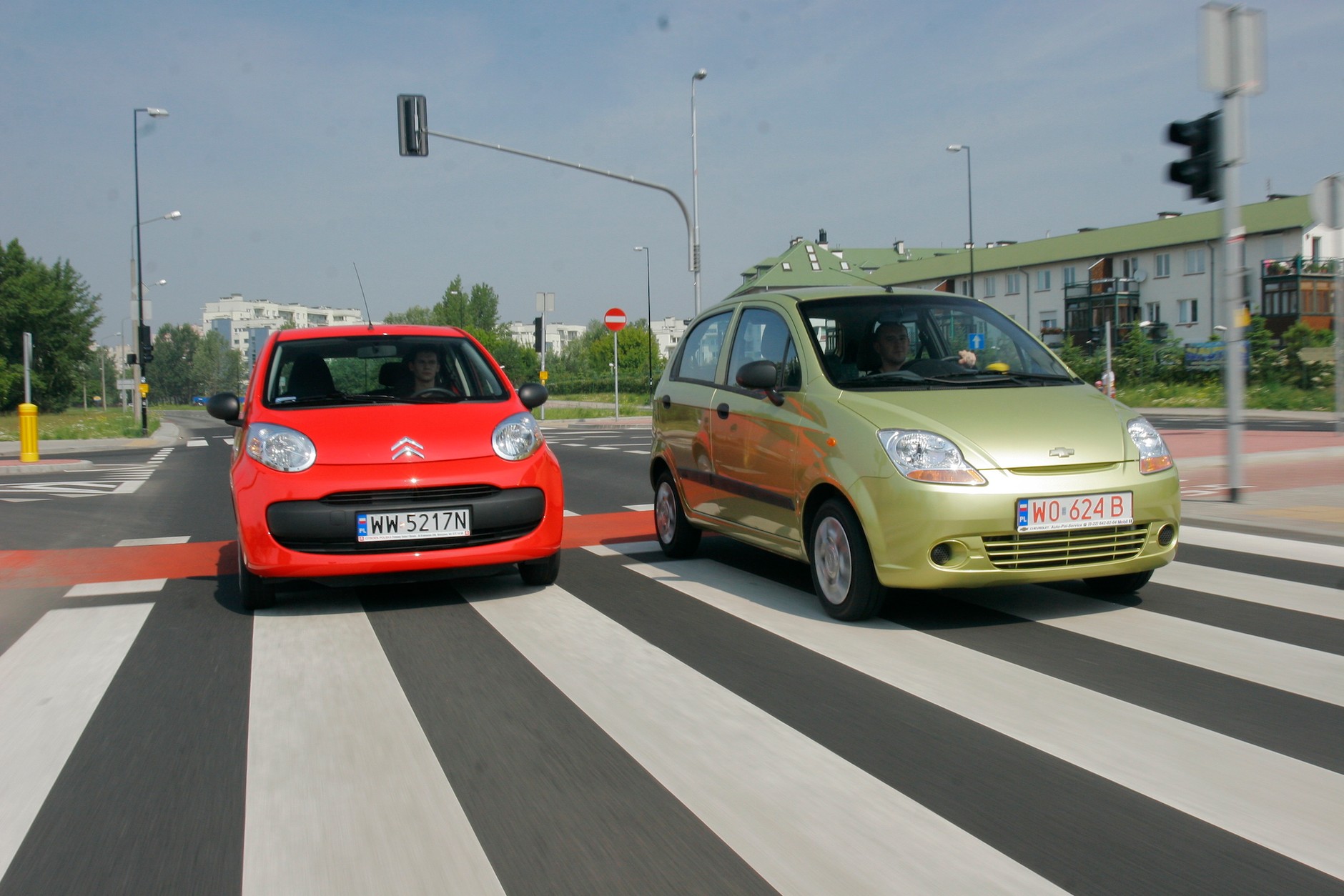 Wyprzedzanie na przejściu dla pieszych – zgodne z przepisami, bo działa tu sygnalizacja świetlna