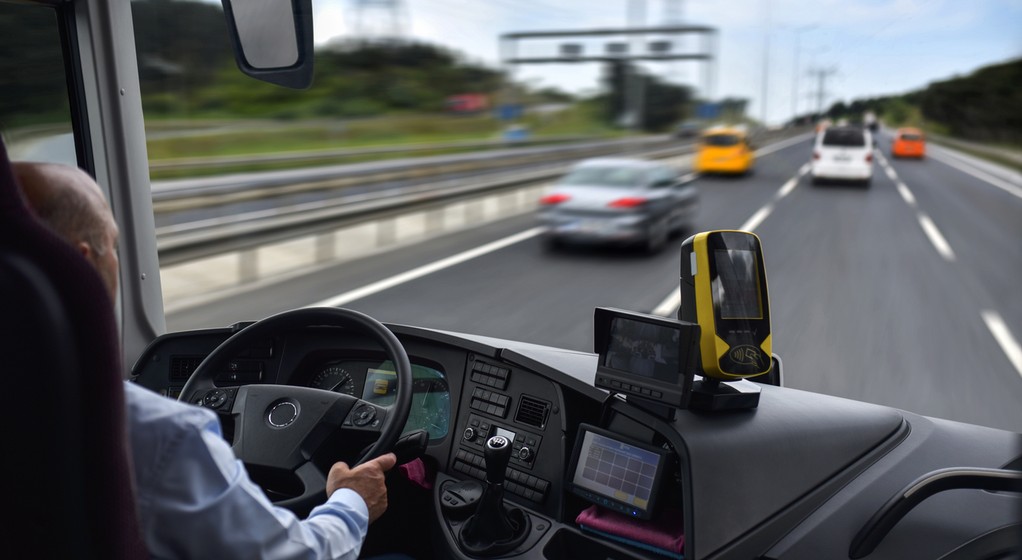 Chociaż zarobki kierowców autokarów sięgają 7-8 tys. zł, to na rynku brakuje ok. 50 tys. kierowców