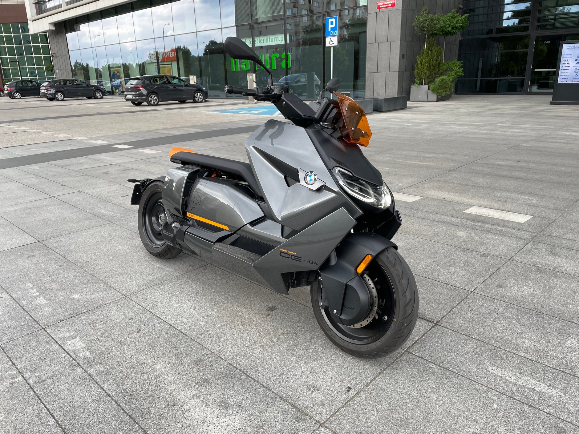 Elektryczny czy "normalny"? Sprawdziłem skutery BMW C 400 X i BMW CE 04