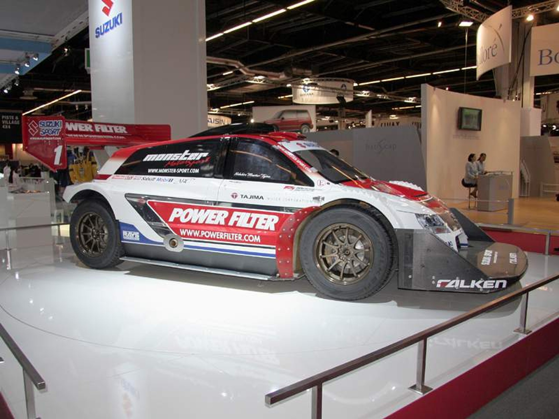 Paryż na żywo: dwa razy sportowe Suzuki