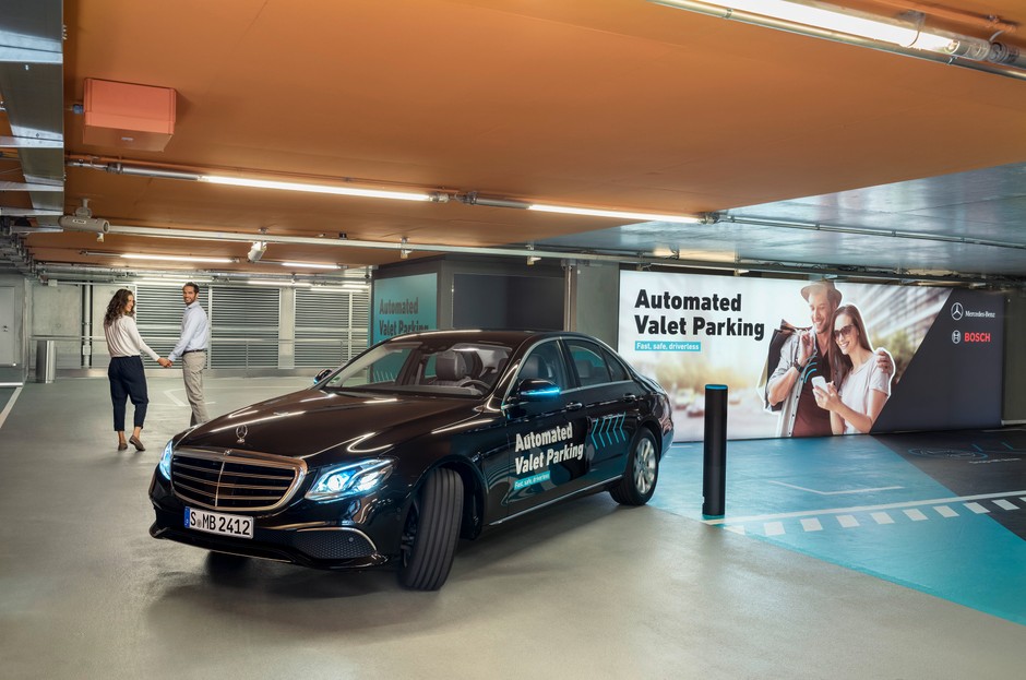 Ten Mercedes-Benz parkuje bez kierowcy
