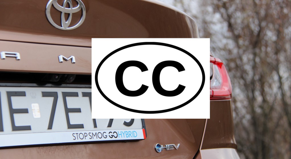 Naklejka CC na samochodzie — co oznacza i kto ją może przykleić?