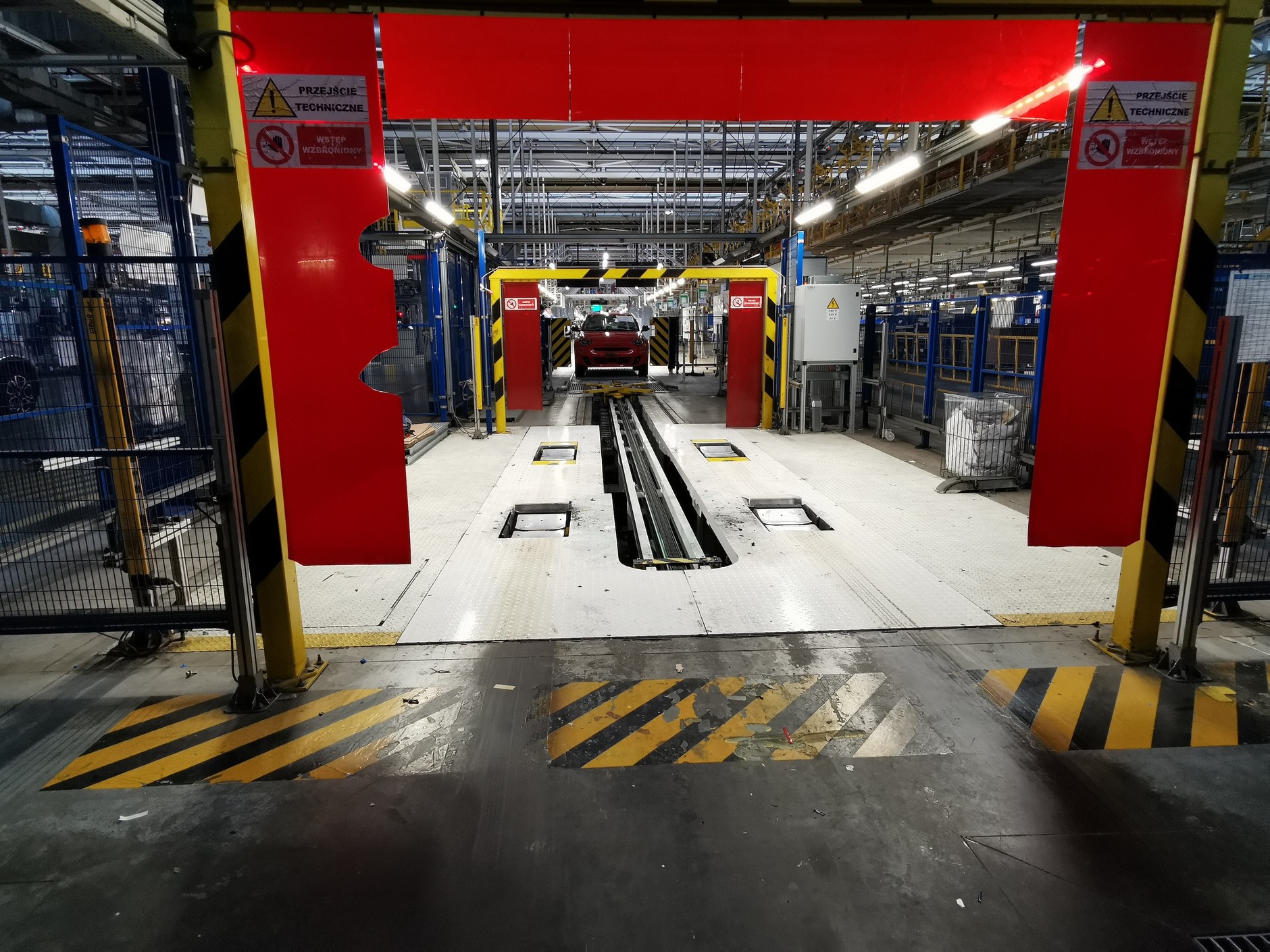 Stanowisko testowania. Podobno, jeśli jakieś połączenie ma się rozpiąć z powodu wadliwego montażu, stanie się to właśnie teraz. Co do zasady testy są wyrywkowe, pełen zakres testu przechodzą tylko losowo wybrane samochody – dla oszczędności czasu oraz siły roboczej. W przypadku Fiata 600e testom podlegają jednak wszystkie egzemplarze, ponieważ jest to nowy model i proces montażu nie jest (albo lepiej powiedzieć: może nie być) do końca zoptymalizowany.