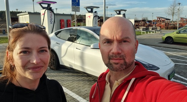 "Strach miał wielkie oczy". Renata i Paweł nie oszczędzali Tesli, wracając z Hiszpanii