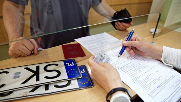 Indywidualne tablice przypisane do właściciela, a nie auta. Minister mówi wprost