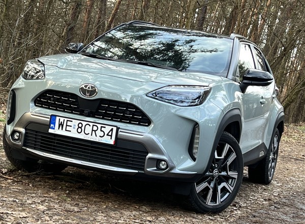 Największy hit Toyoty ma nowe promocyjne ceny, i to na rocznik 2025. Wybrałem najlepszą wersję SUV-a Yaris Cross