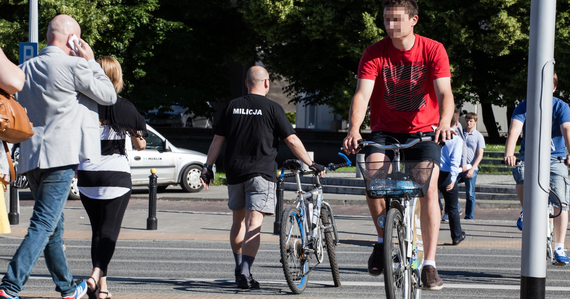Rowerzysta, jeśli nie jest dzieckiem albo nie opiekuje się dzieckiem, nie ma prawa przejeżdżać po przejściu dla pieszych