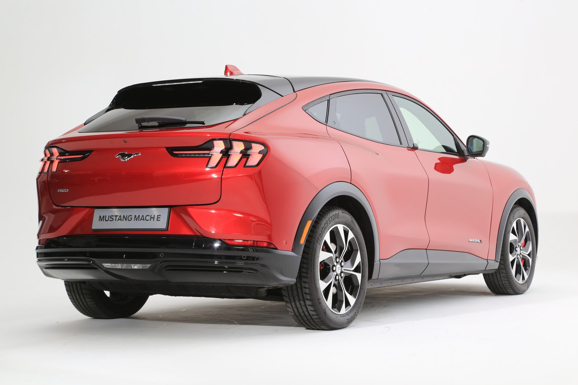 Nowy Ford Mustang Mach-E. Przejedzie na prądzie nawet 610 km!