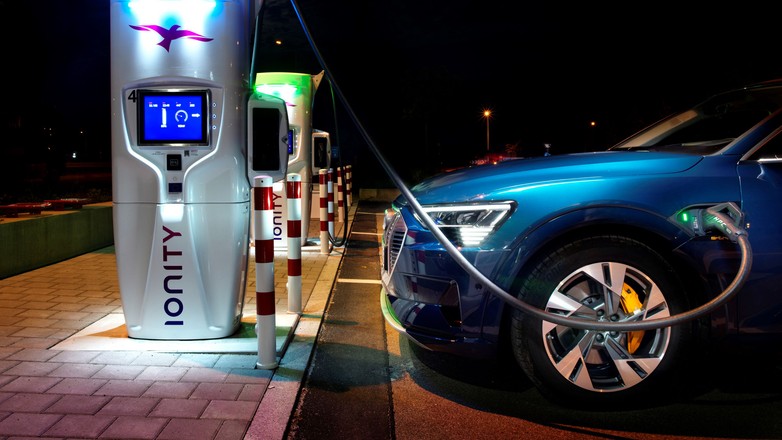 Audi e-tron przy ładowarce Ionity (zdjęcie ilustracyjne)