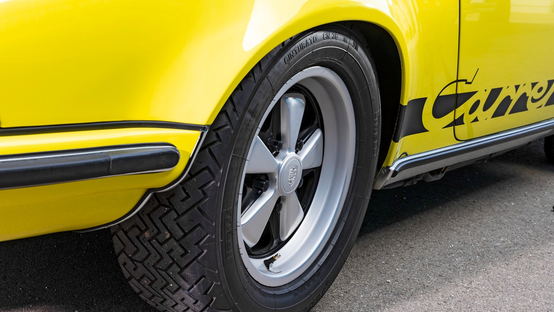 Matowe "parapety" felg RS-a odróżniają je od felg z innych wersji. "Kaczy kuper" był pierwszym Porsche, które z tyłu i z przodu miało różny rozmiar opon.