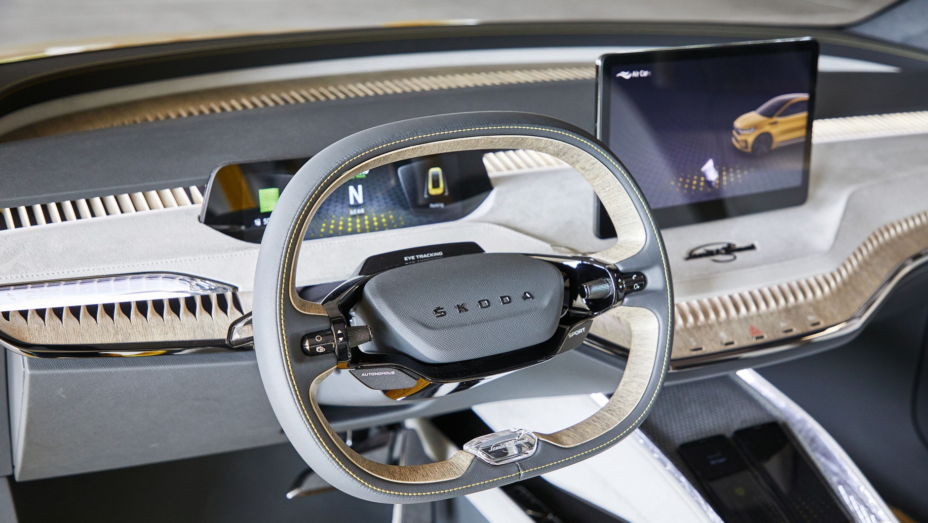 Skoda Vision iV: Gdzie jest logo? Na kierownicy, tak jak na pokrywie bagażnika, umieszczono napis z nazwą firmy zamiast klasycznego logotypu. W kokpicie uwagę zwraca nie tylko staranność wykonania, lecz także mieniące się jak kryształ detale, które wkrótce mają znaleźć zastosowanie w seryjnie produkowanych modelach